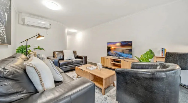 2-bed With Pool, Bbq, Tennis Court & Parking