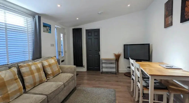 Old Garage Lodge - Spacious Bungalow close to Deal Beach !