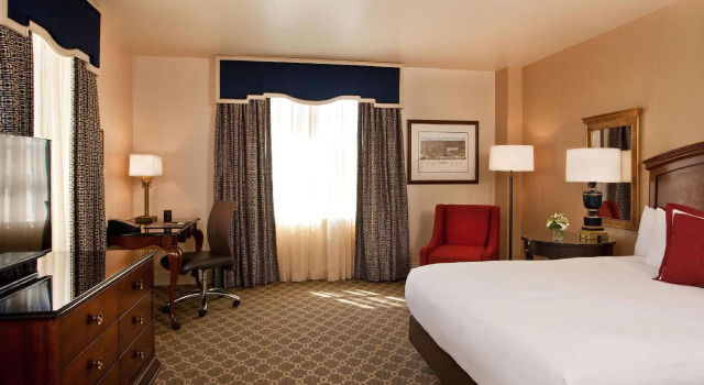 Двухместный номер Deluxe Hotel Roanoke & Conference Center, Curio Collection by Hilton