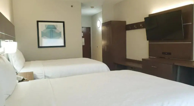 Четырёхместный номер Standard Holiday Inn Express Hotel and Suites Weslaco by IHG