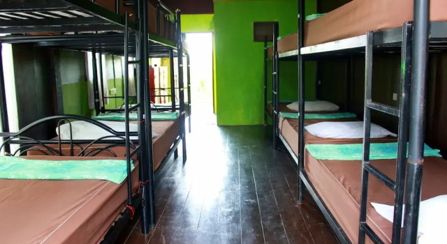 Кровать в общем номере с балконом и с красивым видом из окна Love Station Hostel