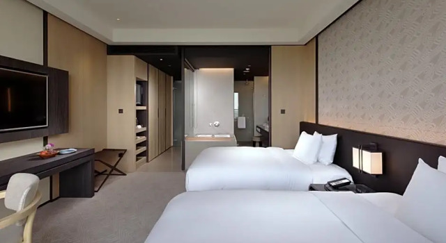 Четырёхместный номер Standard с балконом и с видом на реку Crowne Plaza Tainan by IHG