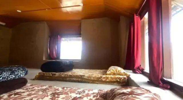 Кровать в общем номере Vrindas Mud House
