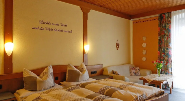 Gasthof-Metzgerei-Pension Schierlitz, Book Pension Hoteller i Rimbach med parkering, Parkering