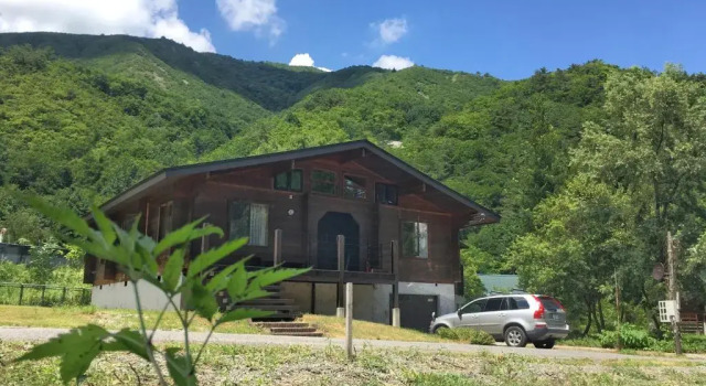 Коттедж Woodpecker Chalet