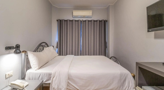 Кровать в общем номере Intown Residence