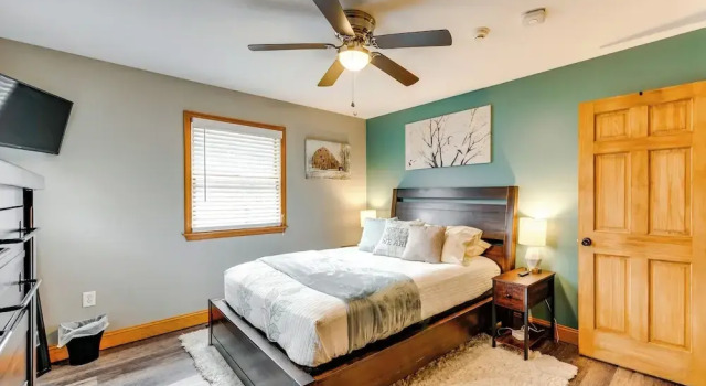 Pocono Lake House Hideaway: Hot Tub & Theater Room