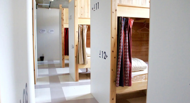 Кровать в общем номере (женский номер) Hostel and Dining Tanga Table