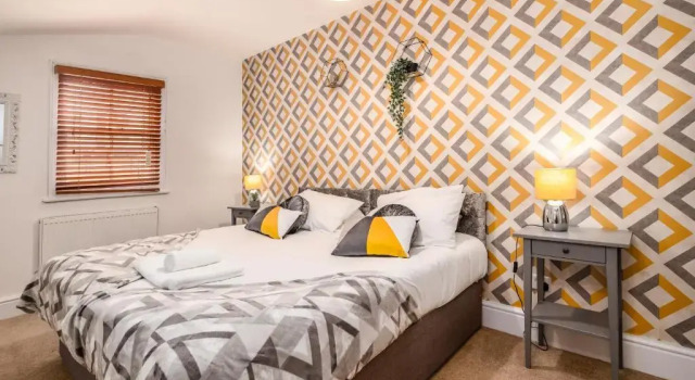 Spacious Contractor House for Large Groups - Private Parking, Забронировать Отель Нортгемптон Нортгемптоншир, рядом с Church of the Holy Sepulchre