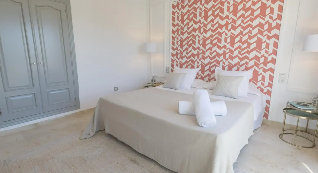 Elegant and bright townhouse · The family Golf getaway ·, Забронировать Отель Отели Марбелья с парковкой, Парковка
