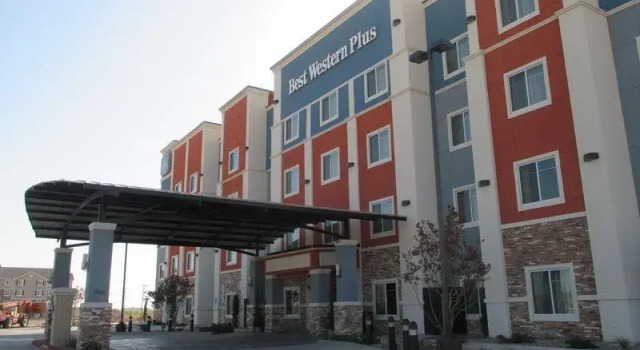Кровать в общем номере Best Western Plus North Odessa Inn & Suites