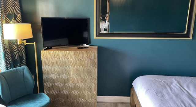 Номер Deluxe The Hole In The Wall