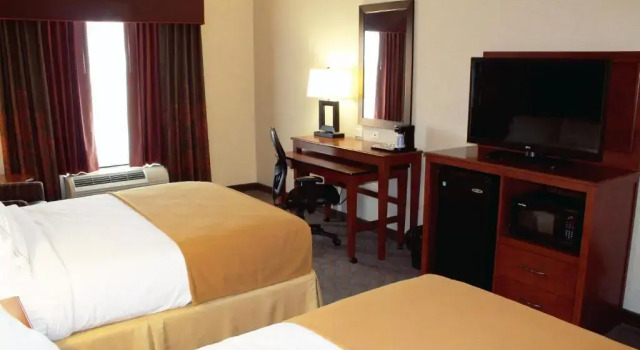 Четырёхместный номер Standard Holiday Inn Express & Suites Paducah West by IHG
