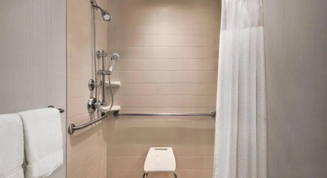 Двухместный люкс с 2 комнатами Courtyard by Marriott Madison West / Middleton