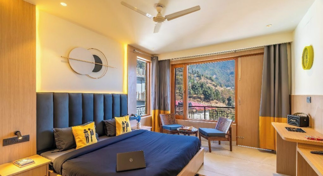 Двухместный номер Deluxe с балконом и с видом на окрестности The Hosteller Mcleodganj, Bhagsu Waterfall