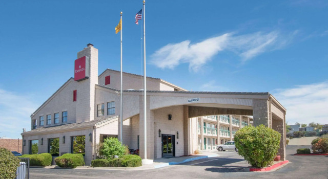 Ramada by Wyndham Albuquerque Airport, Buchen Sie Hotel Hotels in New Mexico mit Parkplatz, Parkplätze