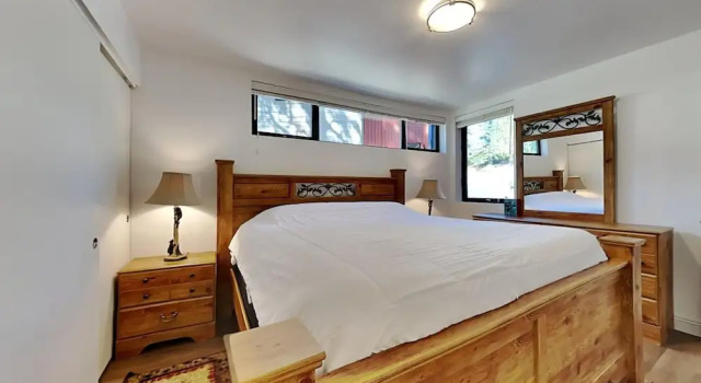 Summer FUN! Outdoor Pool, 3 Spas, Stargazing, Hiking, Bonfires! by RedAwning, Varaa Huoneisto Mammoth Lakes Mammoth