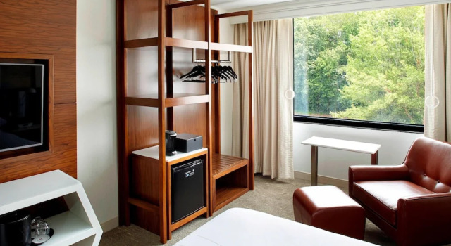 Четырёхместный номер Standard с балконом Raleigh Marriott Crabtree Valley