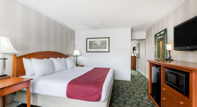 Двухместный номер Standard Ramada by Wyndham State College Hotel & Conference Center