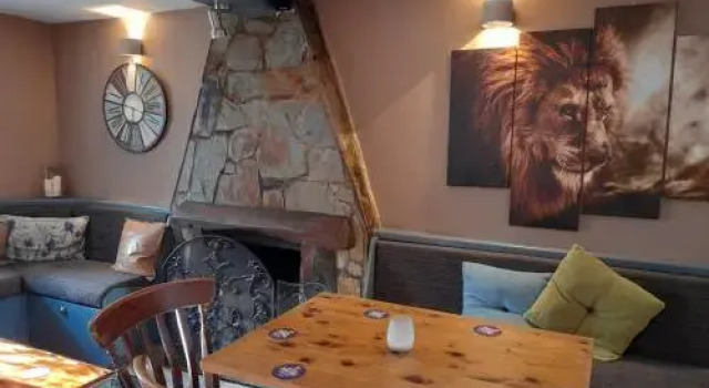 The Golden Lion Inn, Забронировать Отель Ллангинхафал Клоид