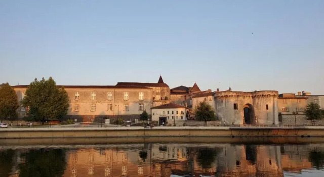 Logis des Tourelles Appartement, Book Lejlighed Lejligheder i Charente, Lejlighed