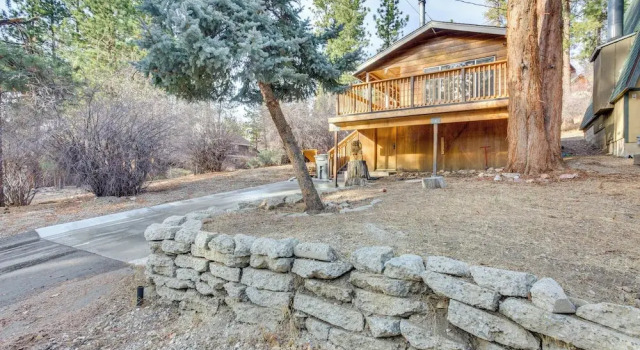Коттедж 2 Mi to Big Bear Mtn Resort: Cabin w/ Updated Deck