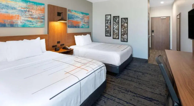 Четырёхместный номер Deluxe La Quinta Inn & Suites by Wyndham Dallas - Frisco Stadium