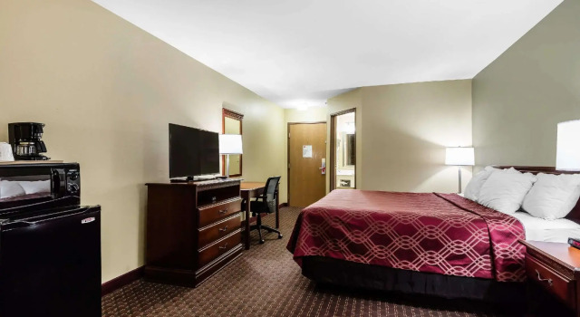 Четырёхместный номер Standard Econo Lodge Inn & Suites Dickson