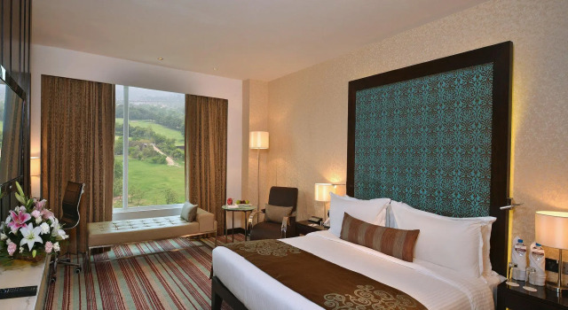 Двухместный номер Standard с видом на поле для гольфа Holiday Inn Chandigarh Panchkula