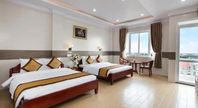 Трёхместный номер Standard с балконом Phuc Ngoc Hotel