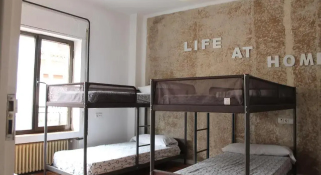 Кровать в общем номере Roomin Hostel