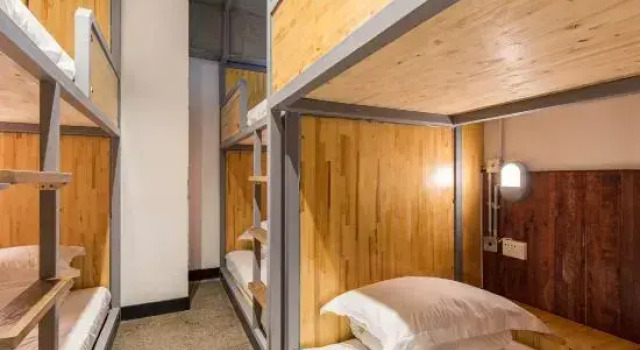Кровать в общем номере UniLoft Hostel Dalian
