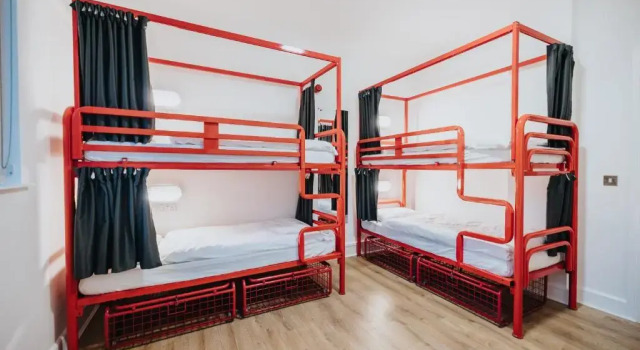 Кровать в общем номере Snoozles Tourist Hostel