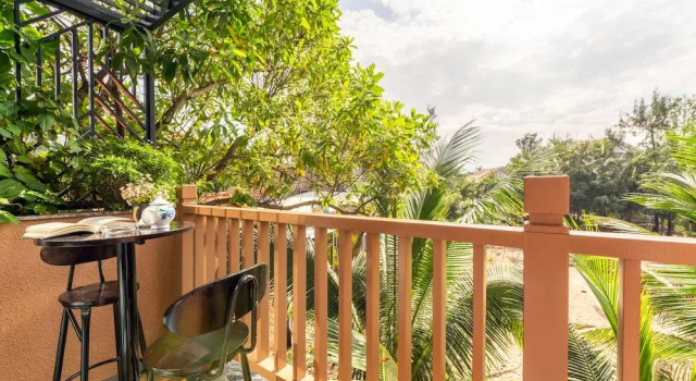 Трёхместный номер Deluxe с балконом и с видом на сад The Linh Seaside Villa Hoi An