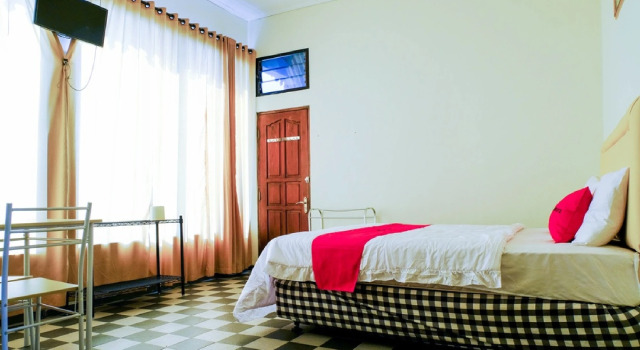 Suite RedDoorz near STAB Syailendra Kopeng