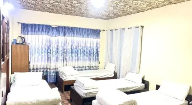 Кровать в общем номере (мужской номер) Kathmandu Nomad hotel