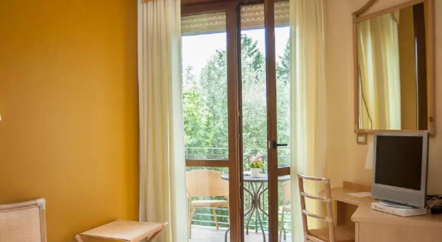 Трёхместный номер Standard с балконом Hotel Orion