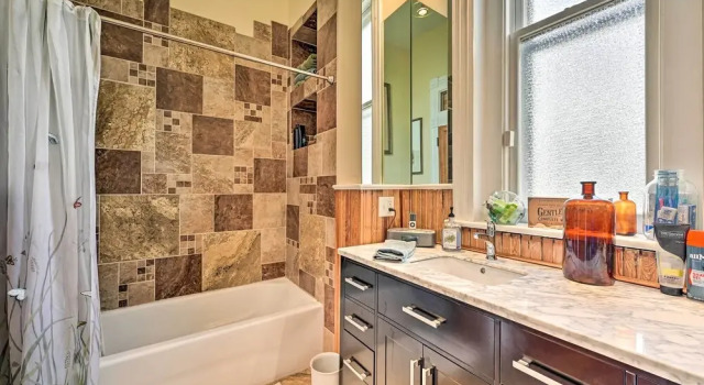 Коттедж Historic 'watson' Brick House w/ Private Deck!