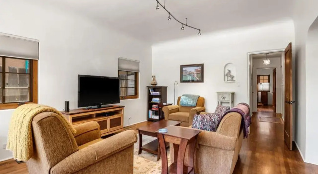 Коттедж с 2 комнатами Casa O'keeffe - Five-minute Walk to The Plaza, Quiet Neighborhood, Comfort and Convenience
