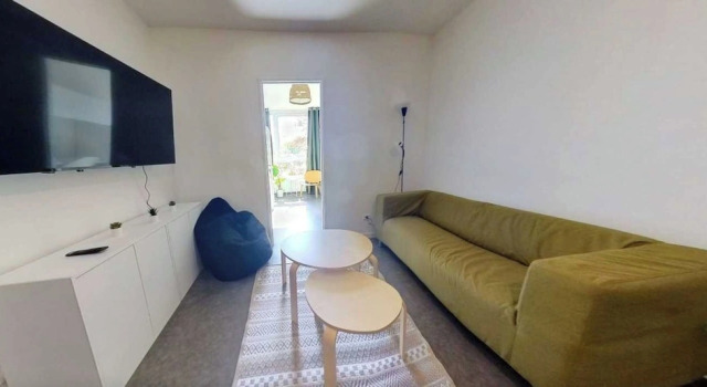 Private Room in a Shared Flat - Lyon 8 e, Rezerwuj Hotel Hotele w Rhône z parkingiem, Parking