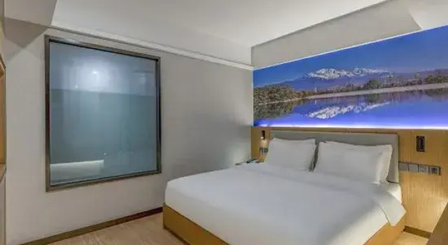 Люкс Starway Hotel (Kunming Dianchi Wanda Plaza)