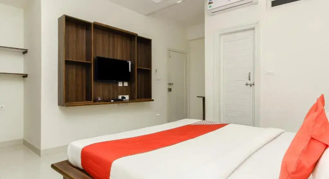 Люкс Capital O HYD756 Hotel Green Leaf