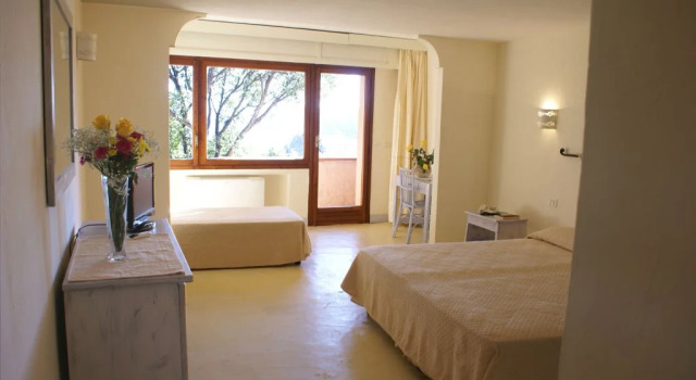 Hotel Cala Lunga, Забронировать Отель Отели Ла-Маддалена с парковкой, рядом с Пляж Кардэлино, Парковка