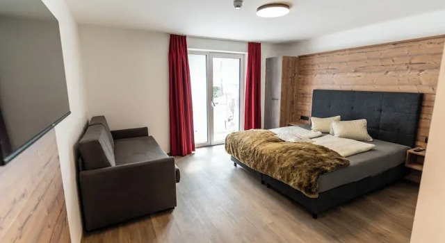 Трёхместный номер Standard с балконом Apart Hotel Alpenhof Werfenweng