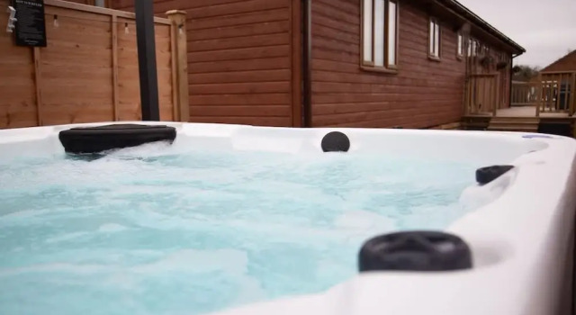 Stunning 3 Bedroom Lodge With Hot Tub in York