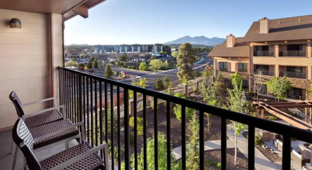 Четырёхместный номер Standard с балконом Courtyard by Marriott Flagstaff