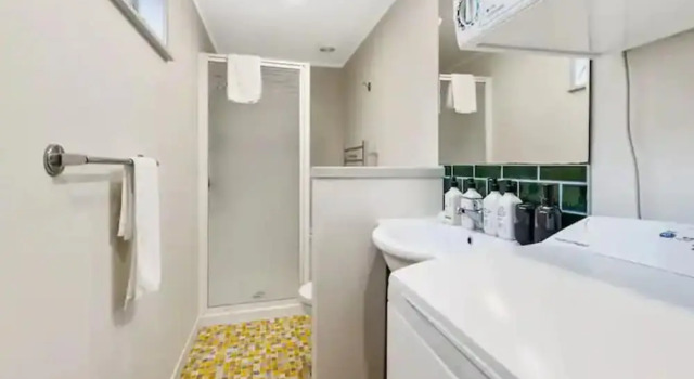 Апартаменты Lovely 3-Bedroom Home With Free Parking