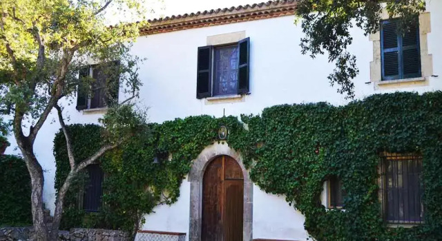 Вилла Masia Sitges Mas Peirot Geniune Farmhouse 20 min walk from beaches 60 Heactares of Wine Fields Garden AC Until 18 people