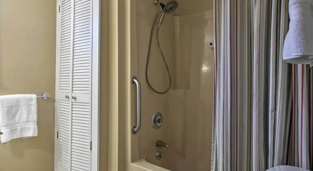 Апартаменты Peaceful Waterfront Apt w/ Deck, 22 Mi to Portland