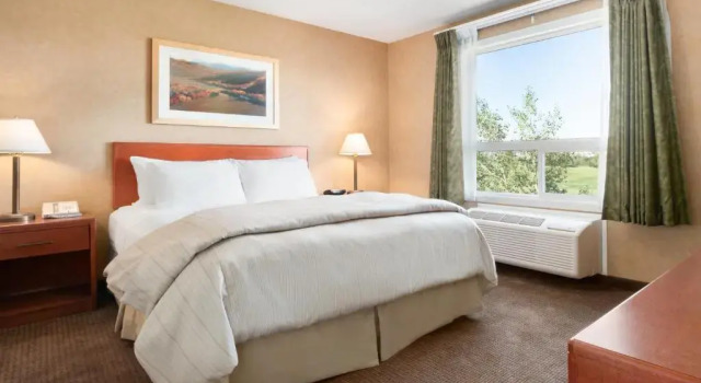 Четырёхместный номер Standard Days Inn & Suites by Wyndham Cochrane